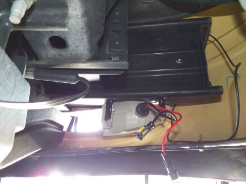 2003 Ford Crown Victoria - Black and red wiring runs through plastic ducting near a mounted lighting unit.