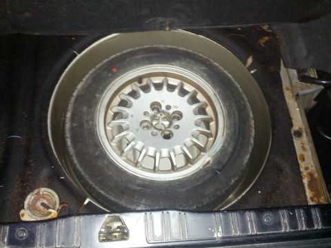 1989 BMW 3 Series - The spare tire is stored in the trunk of the vehicle.