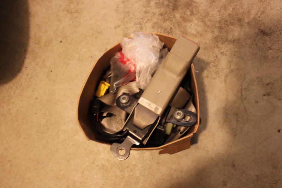 2007 complete seatbelt set. (stone)