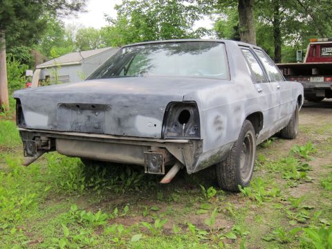 1991 Ford LTD Crown Victoria - This 1990 Ford Crown Victoria is in primer and missing some exterior parts.