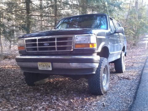 1995 Ford Bronco - The front grille and headlights are characteristic of the 1995 Ford Bronco model.