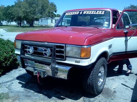 1989 Ford Bronco - This 1987 Ford Bronco features a two-tone paint job and off-road accessories.
