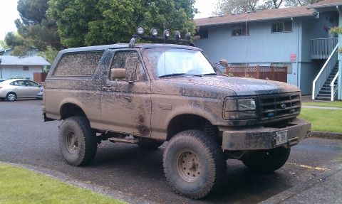 1995 Ford Bronco - This heavily soiled Ford Bronco appears to be from the early to mid-1990s, not a 1995 model.