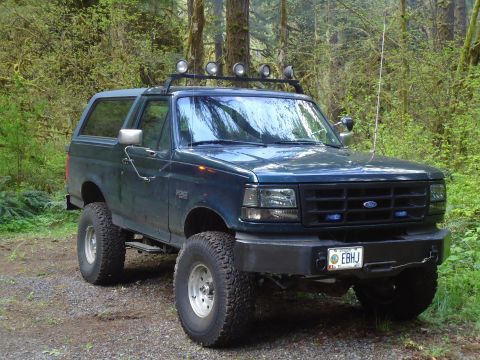 1995 Ford Bronco - This Ford Bronco is equipped with auxiliary lights on the roof rack and large off-road tires.