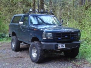 1995 Ford Bronco - This 1995 Ford Bronco XLT FSB is equipped with a roof rack and auxiliary lighting.