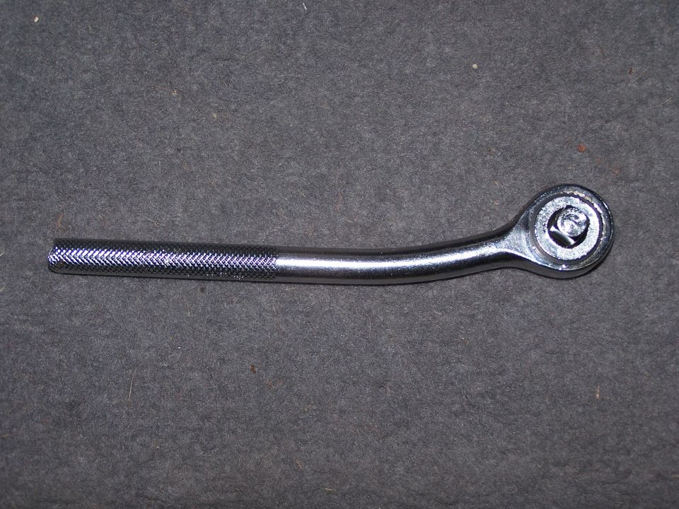 Ratchet wrench with knurled handle and pivoting head
