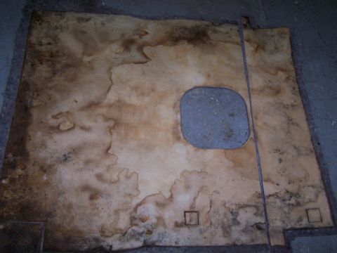 1995 Ford Bronco - This is a worn carpet with water stains and a metal plate, not a 1995 Ford Bronco bed liner.