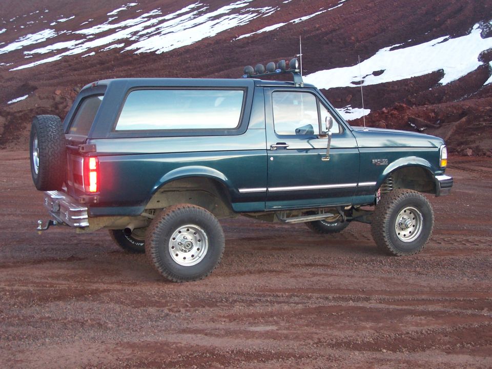 1995 Ford Bronco, dark green, lifted, with roof lights and spare tire on back