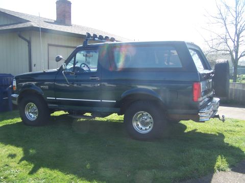 1995 Ford Bronco - This lifted Ford Bronco appears to be from the early to mid-1990s, not a 1995 model.
