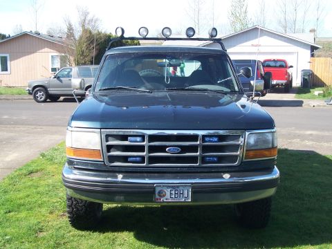 1995 Ford Bronco - This Ford Bronco appears to be from the early to mid-1990s, not a 1995 model as claimed.