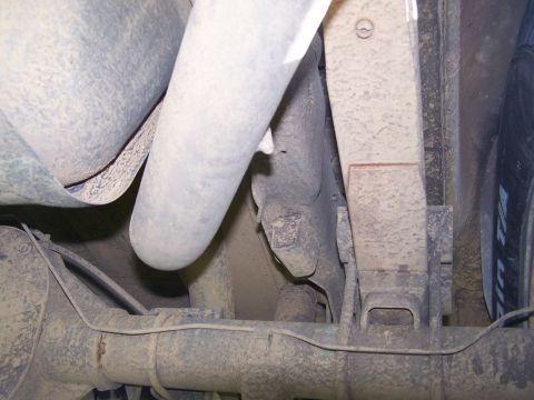 1995 Ford Bronco - Close-up of vehicle's rear suspension and axle components, with a Supermotors.net watermark.