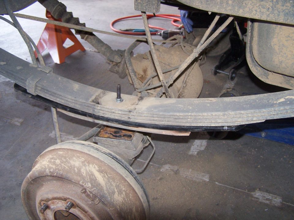 Rear leaf spring suspension with lift block and drum brake
