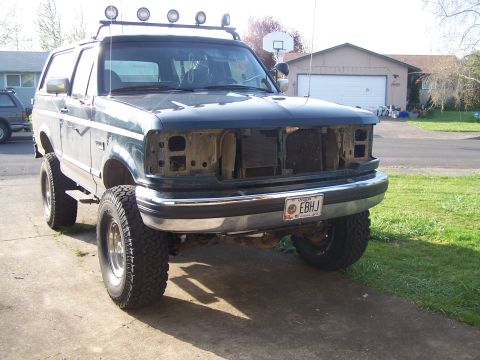 1995 Ford Bronco - 1995 Ford Bronco front view shows missing grille and aftermarket roof lights.