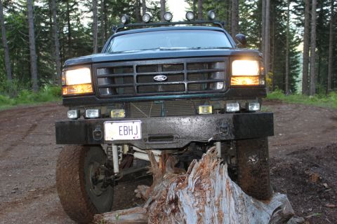 1995 Ford Bronco - This Ford Bronco appears to be from the early to mid-1990s, not a 1995 model as claimed.