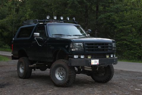 1995 Ford Bronco - This 1995 Ford Bronco is equipped with a roof rack and auxiliary lights, ready for off-road adventures.