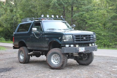 1995 Ford Bronco - This lifted 1995 Ford Bronco features a roof rack and auxiliary lighting, ready for off-road adventures.