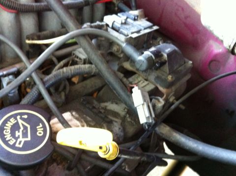 1992 Ford F-150 - Old coil and very grimey valve cover.
