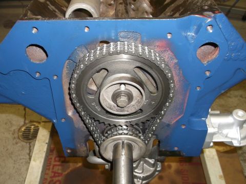 1967 Ford Mustang - Close-up view of an engine's timing chain and gears, with a watermark indicating the source.