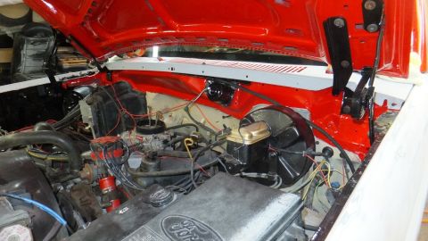 1983 Ford Bronco - Engine bay of a 1983 Ford Bronco, showing the engine, carburetor, and brake booster.