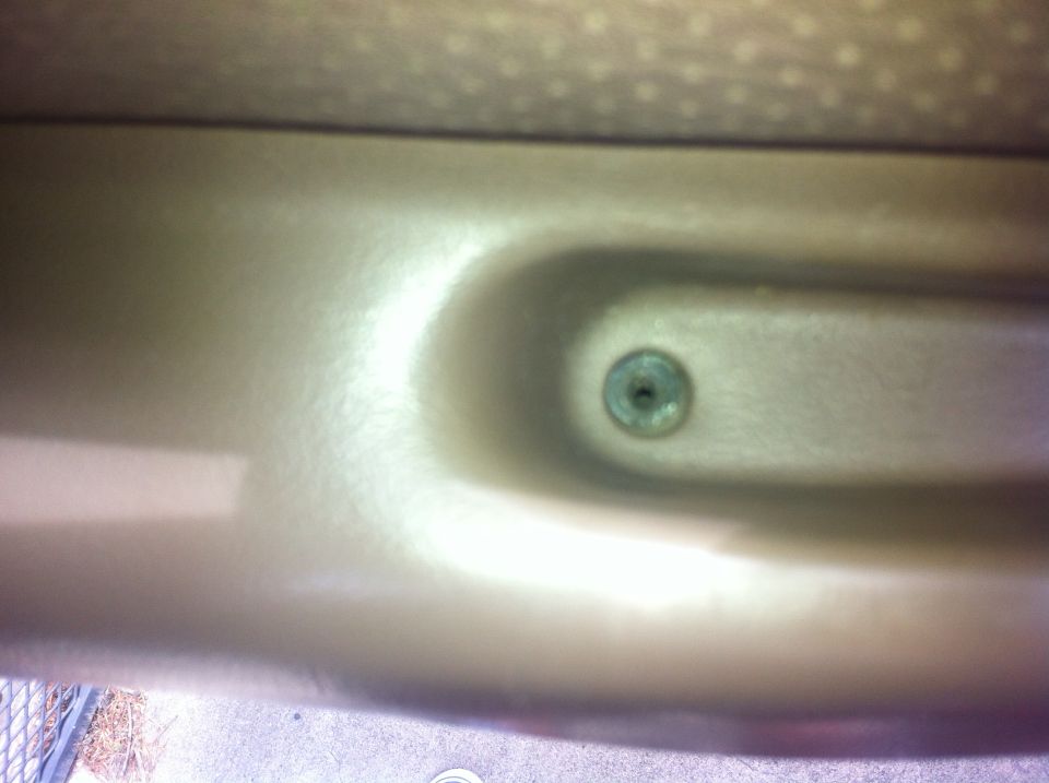 Tan interior door panel with a visible screw head and a Supermotors.net watermark