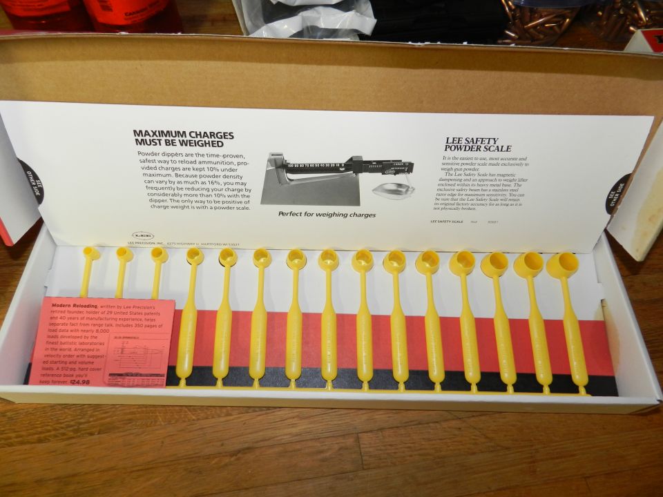 Lee Safety Powder Scale box with yellow dippers and instructions