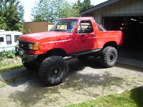 1989 Ford Bronco - This modified 1989 Ford Bronco is equipped for off-road use with its lifted suspension and large tires.