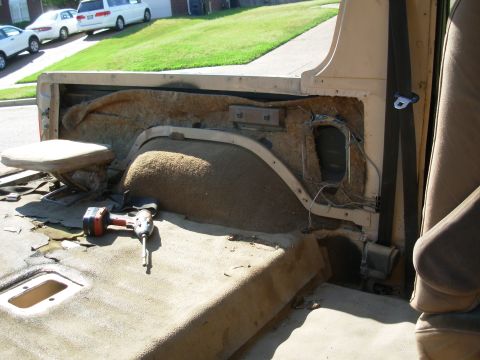 1983 Ford Bronco - I got a lot more done than I expected, despite the heat. The arched bracket supports the older bedwalls; later ones don't use it. [url=http…