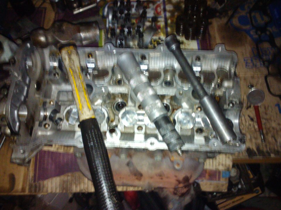 Engine cylinder head with hammers and sockets