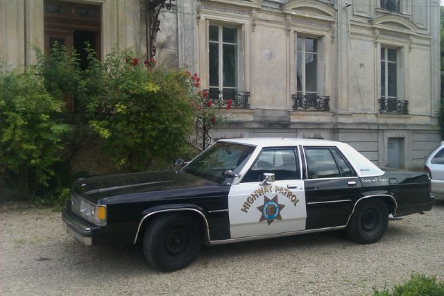 1991 Ford Crown Victoria highway patrol car, 3q-front view
