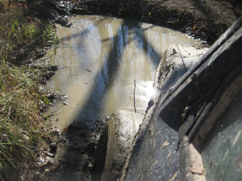 1987 Jeep Comanche - A vehicle navigates a muddy trail, with the Supermotors.net logo visible on the lower right.