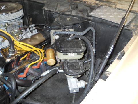1976 Ford Bronco - The engine bay shows brake fluid reservoirs and various engine components, with a "Supermotors.net" watermark.