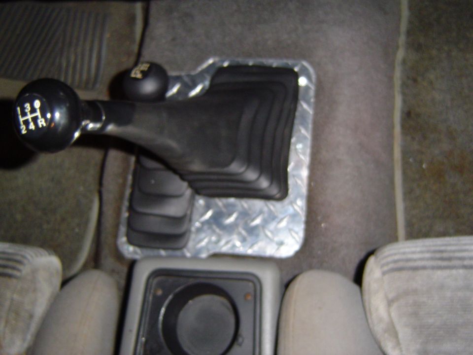 Manual transmission shifter with 4 gears and reverse, on a diamond plate base