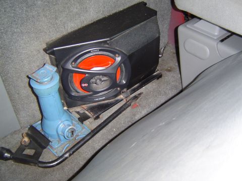 1989 Ford Ranger - A car's interior shows a speaker and a blue jack, with a SuperMotors watermark at the bottom right.