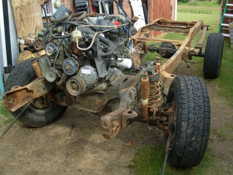 1983 Ford Bronco - PS gone; engine perch bolts gone; most of the front axle loose... [url=http://www.supermotors.net/registry/2742/79887-4] http://www.supermo…