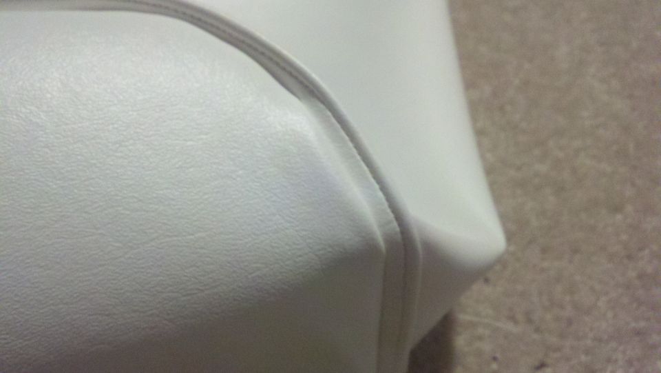 Close-up of white upholstery with stitching detail, likely from a boat interior. Supermotors.net logo visible