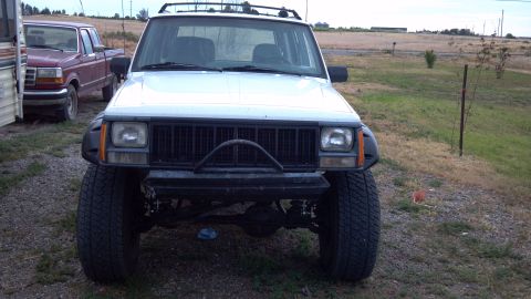 1995 Jeep Cherokee - This Jeep Cherokee appears to be from an earlier generation than the claimed 1995 model year.
