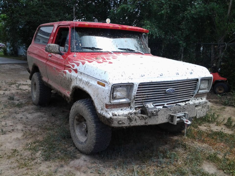 1979 Ford Bronco, 3q-front view, red and white with flame decals and mud