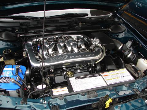 1992 Ford Taurus - Engine bay of a Ford SHO, the 24 valve DOHC engine and chrome intake.