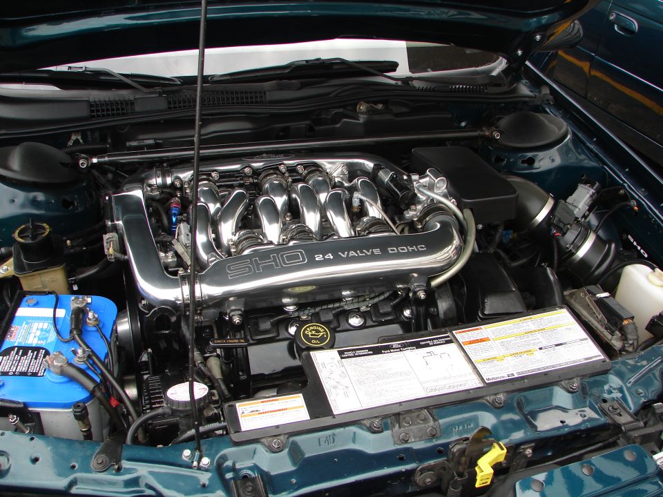 Ford SHO 24 valve DOHC engine with chrome intake manifold and blue battery