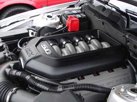 1992 Ford Taurus - The engine bay shows a Ford 5.0L V8 engine, with '32V Ti-VCT' and '5.0' markings on the cover.