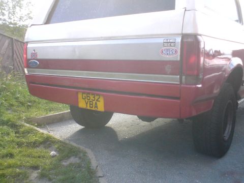 1989 Ford Bronco - Rear view of a 1989 Ford Bronco showing its two-tone paint and a license plate.