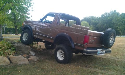 1987 Ford Bronco - This 1987 Ford Bronco is shown navigating an obstacle course of rocks.