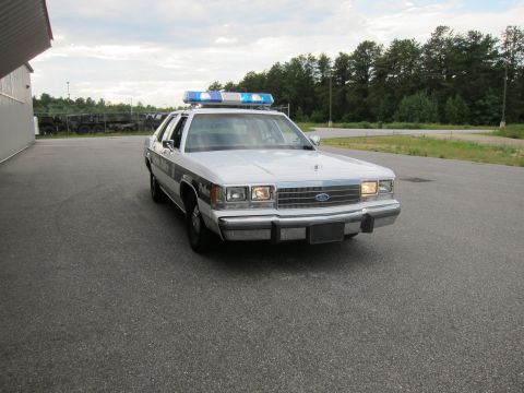 1991 Ford LTD Crown Victoria - Front view of a 1991 Ford Crown Victoria LTD police car parked on asphalt.