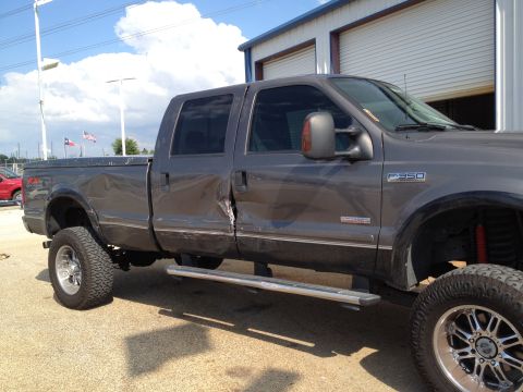 2006 Ford F-350 - Driver's side view of a damaged 2006 Ford F-350 Super Duty truck.
