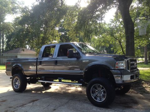 2006 Ford F-350 - This lifted 2006 Ford F-350 pickup truck is shown in a three-quarter front view.