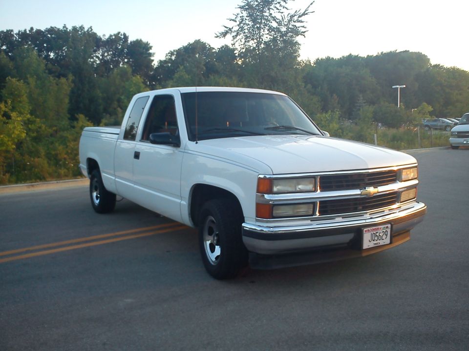 White 1997 Chevrolet Silverado 1500 3q-front view with chrome grille and license plate J05629
