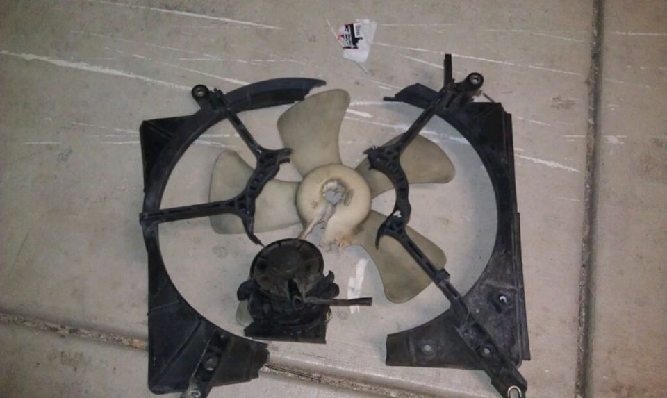 Broken radiator fan assembly with plastic shroud and motor