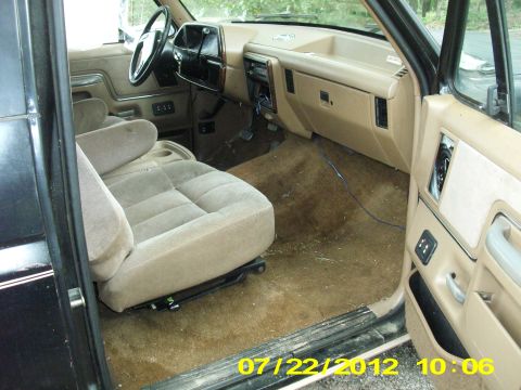1988 Ford Bronco - I do like the bucket seats over my old bench seat. I can't stand that fake 80's woodgrain crap. At least this truck has power windows, whic…