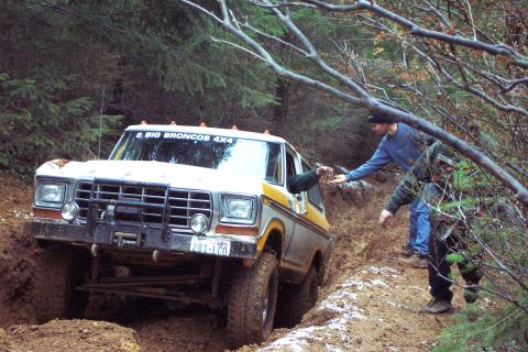 1996 Ford Bronco - Checking out the broken u-joint. (11/08/2003)