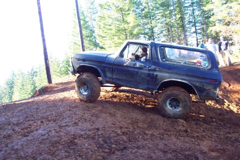 1996 Ford Bronco - Jim walks it up the hill no problem. (11/09/2003)